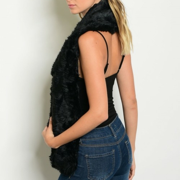 SOFT FLUFFY BLACK FAUX FUR SCARF WITH POCKETS - Picture 4 of 6